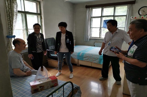 图为明廉街道办事处社区建设指导科王寸丹、明西社区书记牛杰及社区党委成员来到残疾人恩玉民送去节日的祝福.jpg