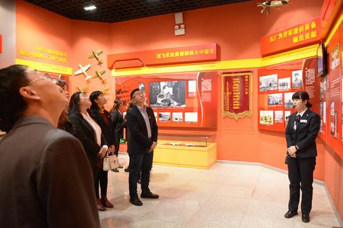 图为参观学习中.JPG.jpg